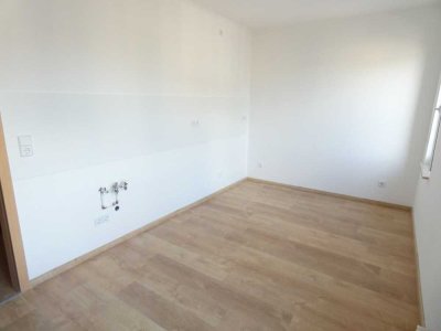Für Singles o. Pärchen: Renovierte Wohnung mit großer Wohnküche! Mit Stellplatz*