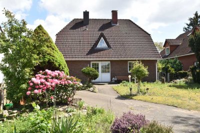 ***Ihr neues Zuhause mitten im Zentrum*Großzügiges EFH *Ebenerdiges Wohnen!*Garage, Kamin und mehr**