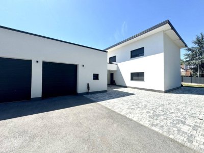 RUHE UND NATUR: Geräumiges Einfamilienhaus mit Doppelgarage und viel Stauraum