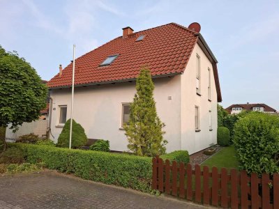 Einfamilienhaus freistehend mit Doppelgarage, Pool und Sauna 1600 € - 105 m² - 4.0 Zi.
