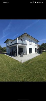 Moderne Ergeschoss-Wohnung mit Terrasse und Garten