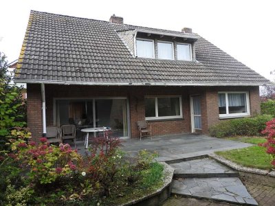 freistehendes Einfamilienhaus mit großem Garten und Doppelgarage in ruhiger Lage im Dorf