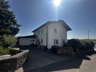 Wohnhaus mit Traumblick und idyliischer Lage an den Weinbergen, Garten, Hof und Garage