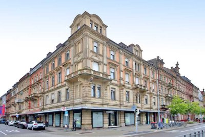Wohnen mit Geschichte: 4-Zimmer-Wohnung in repräsentativem, denkmalgeschütztem Altbau