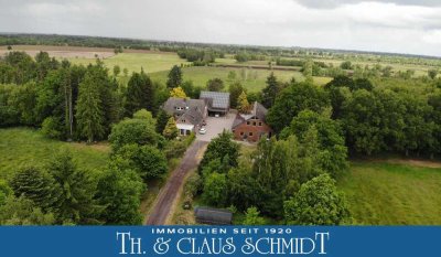 Hofstelle mit 3 Wohneinheiten, Nebengebäude und 7 Hektar Grünland