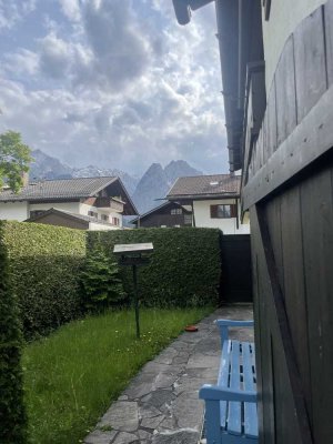 Geschmackvolle, gepflegte 2-Zimmer-EG-Whg. mit geh. Innenausstattung, Terr./Garten und EBK