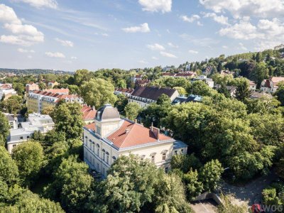 RESIDIEREN WIE IM SCHLOSS | 5 Zimmer Stilaltbauwohnung mit ca. 4,40m Raumhöhe | ca. 12m² Balkon geplant &amp; Parkplatz | sanierungsbedürftig