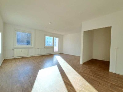 Großes Wohnzimmer + offener Grundriss + modernes Bad