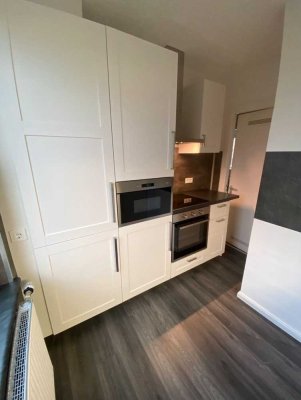 Wohnung, 2 Zimmer mit Einbauküche, saniert, nur Einzelperson