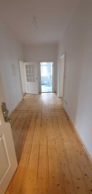 Frisch renovierte 2 Zimmer mit großem Balkon