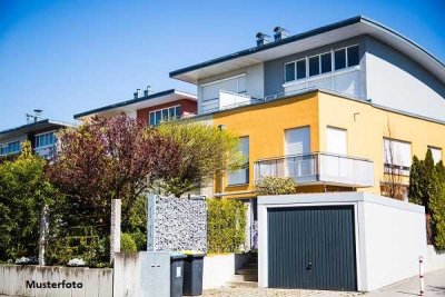 Investitionschance: Vierfamilienhaus mit Terrasse und 5 Stellplätzen