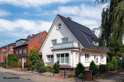 Sehr großes Einfamilienhaus mit Einliegerwohnung, Schwimmbad und Garage