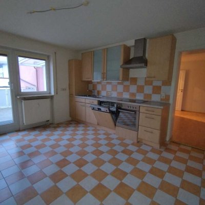 Helle 3 Zimmer Whg. mit EBK, großer Dachterrasse