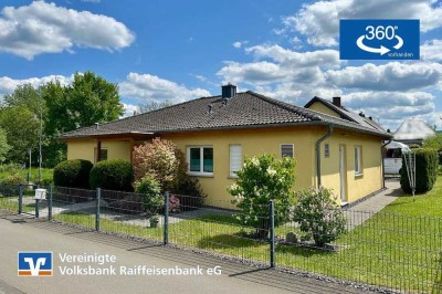 Junger Bungalow mit Doppel-Carport und Garten
