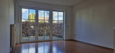Schöne, 3 Zimmer Erdgeschosswohnung mit Terrasse in Großhadern