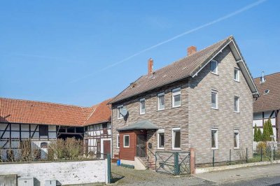 Historisches Zuhause mit Charakter: Großzügiges Haus von 1892 mit Scheunen und Gartenidylle
