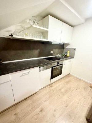 Neuwertig! Wohnen in der City: 2 ZKB plus EBK Whg. im DG