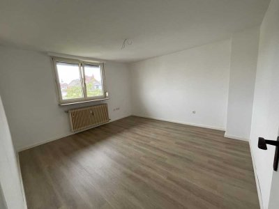 RENOVIERTE 2-ZIMMER-DG-WOHNUNG IN RUHIGEM 3-FAMILIENHAUS
