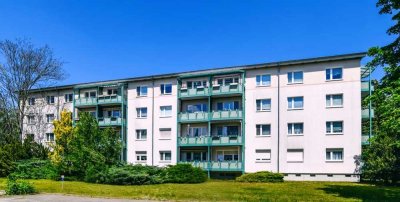 Mehr als Standard: 2 Zimmer mit Balkon, großes Bad mit Wanne + Dusche, Wohnküche und Abstellraum