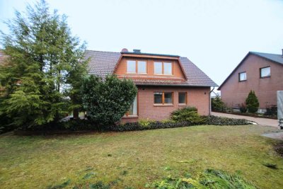 Modernisiertes Einfamilienhaus mit Vollkeller, großem Garten und Wärmepumpe.