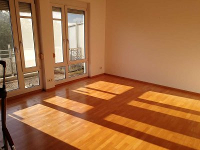 Sonnige 2 Zi.-Whg.,EBK/BALKON/TG/prov.-frei
