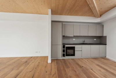 Neue Dachgeschosswohnung im Wedding – Modernes Wohnen mit Holzdecken & Parkett