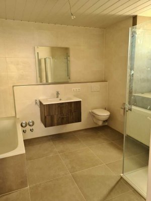 Freundliche und vollst. renovierte 4-Raum-Wohnung mit geh. Innenausstattung