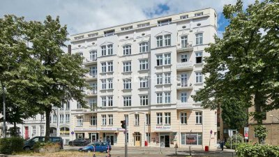 + Vermietete, lichtdurchflutete Altbauperle  +