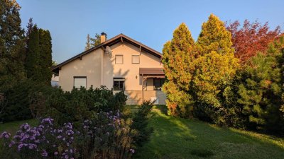 Charmantes Einfamilienhaus auf großem Grund in ruhiger Lage !