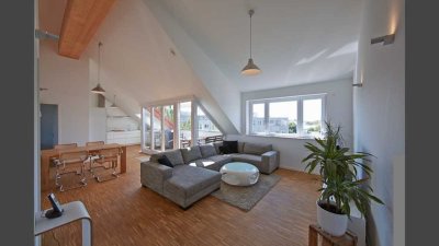 Lichtdurchflutetes 2-Zimmer Penthouse, hohe Decken, Echtholz-Parkett, EBK, Keller, Garage, Loggia