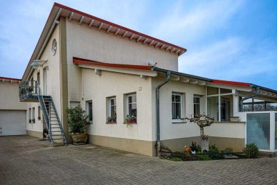 Gepfl. Wohnhaus mit zwei Etagen, traumhafte Lage, auch gewerblich nutzbar, aus Altersgründen zu verk
