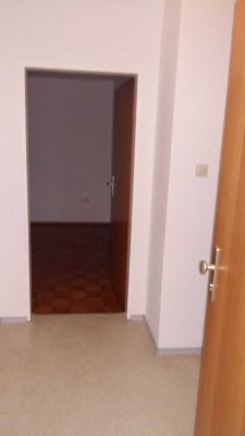 Freundliche 2-Zimmer-Erdgeschosswohnung mit Einbauküche in Straubing