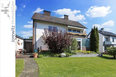 Bielefeld-Brake: Gepflegtes, freistehendes Zweifamilienhaus mit schönem Garten und Garage