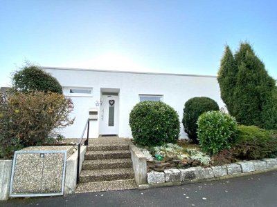 Attraktiver Bungalow mit hellem Wintergarten, gemütlichem Garten und Garage auf dem Appenberg
