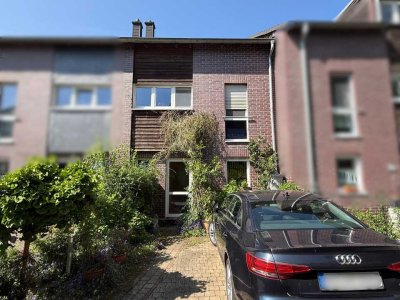 MEDITERRANES REIHENHAUS IN WALDRANDLAGE – LICHT, STIL UND NATUR VEREINT !!!