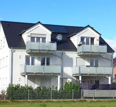 Geschmackvolle 2-Raum-DG-Wohnung mit Balkon, Garage, Keller und Einbauküche in Vohburg