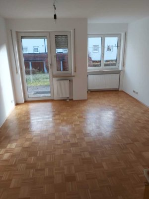 SENIORENWOHNUNG (ab 60 Jahre!): Freundl. 2-Zi.-EG-Wohnung m. Terrasse u. EBK in Krumbach (Schwaben)