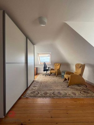 Teilmöblierte Dachgeschosswohnung in repräsentativer Unternehmervilla – ideal für Studierende