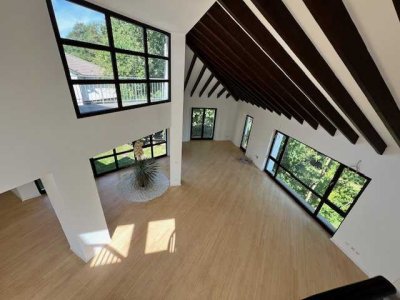 VOR DEN TOREN KÖLNS-  WER DAS AUSSERGEWÖHNLICHE LIEBT – EXKLUSIVE WOHNUNG IN MODERNER VILLA