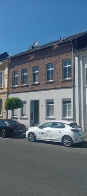 Geschmackvolle 2-Zimmer-DG-Wohnung mit gehobener Innenausstattung (EBK u. Stellplatz) in Kempen