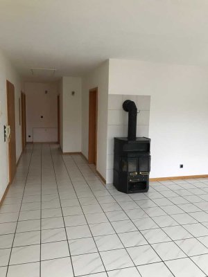 vollständig renovierte 3 Zimmerwohnung mit Balkon, Einbauküche und Garage
