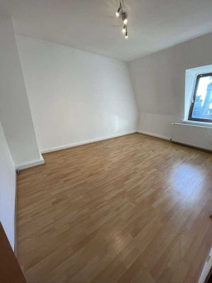 Helle 3-Zimmer-Dachgeschosswohnung mit 2 Duschbädern & Einbauküche – WG-geeignet!