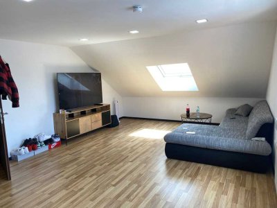Geschmackvolle, gepflegte 1,5-Zimmer-Dachgeschosswohnung in Niederwerrn