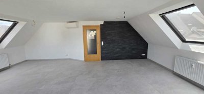 Modernisierte Dachgeschosswohnung mit Balkon, neuer Einbauküche, Klimaanlage, Garage u. Bodenfliesen