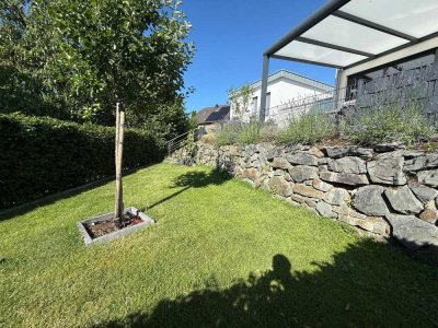 Moderne Doppelhaushälfte mit 2 Garagen, Terrasse, Garten & Pool