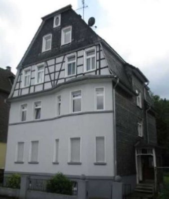 Gepflegte, großzügige 2-Zimmer-DG-Wohnung, (EBK), ohne Balkon, Gartenanteil, Gummers-Ortsteil,