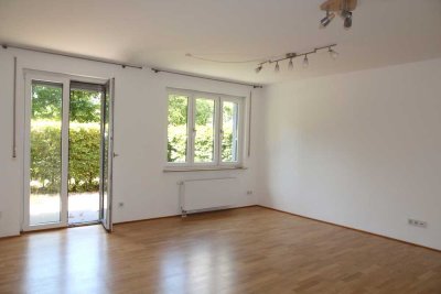 Geschmackvolle Hochparterre-Wohnung mit zwei Zimmern sowie Terrasse und EBK in Frankfurt-Rebstock