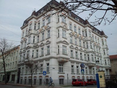 Helle Altbauwohnung in schönem Jugendstilhaus