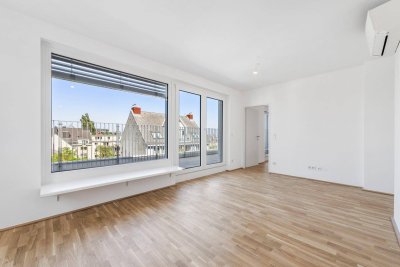 Über den Dächern: Stilvolle 2-Zimmer-DG-Wohnung mit großer Außenfläche