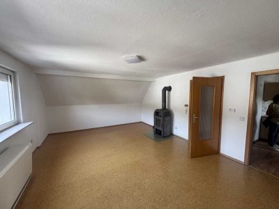 DG - Wohnung, 3 Zimmer, kleine Küche und Bad . Kellerraum
